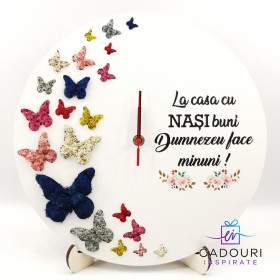 Ceas cu licheni si fluturi - La casa cu nasi buni Dumnezeu face minuni! este un cadou practic pentru nasi.